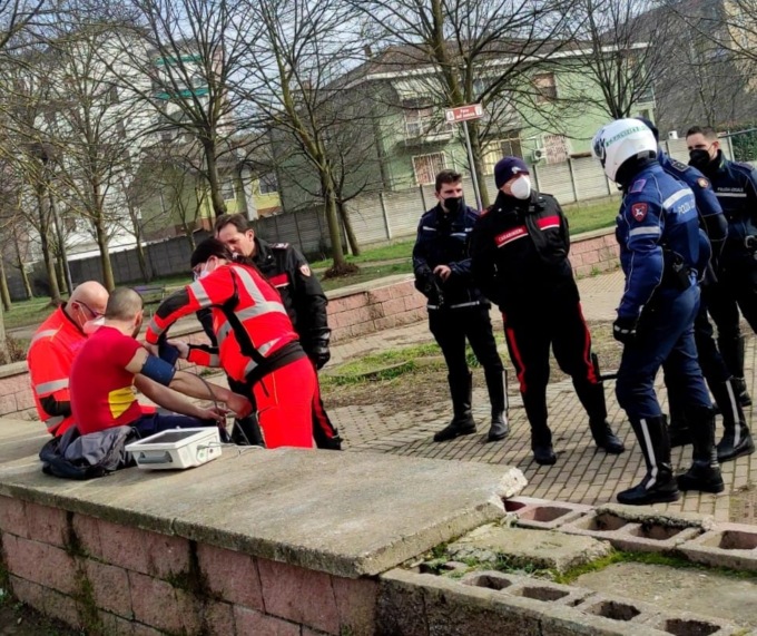 Aggredisce i passanti armato d’ascia