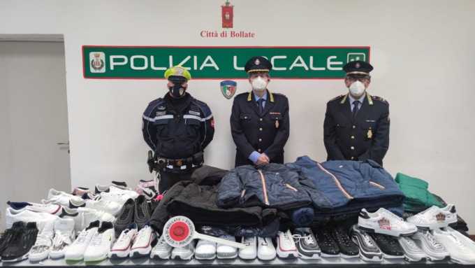 Sequestro di giubbotti e scarpe contraffatti, fermato un senegalese