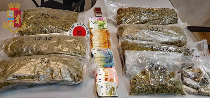 Agli arresti domiciliari spacciava dalla finestra di casa: arrestato