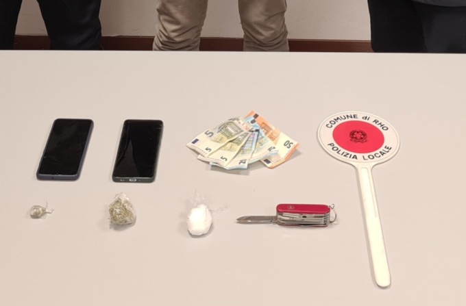 Spacciatore fugge all’alt e minaccia agente con un coltello