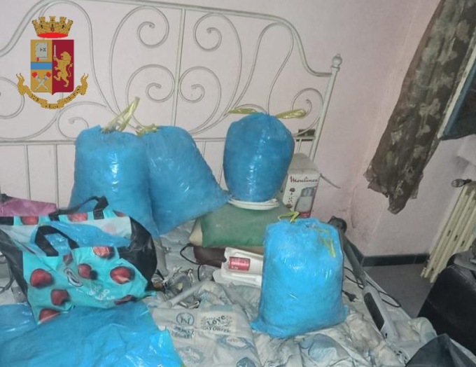 In casa aveva il laboratorio e in macchina nascondeva la droga: arrestato