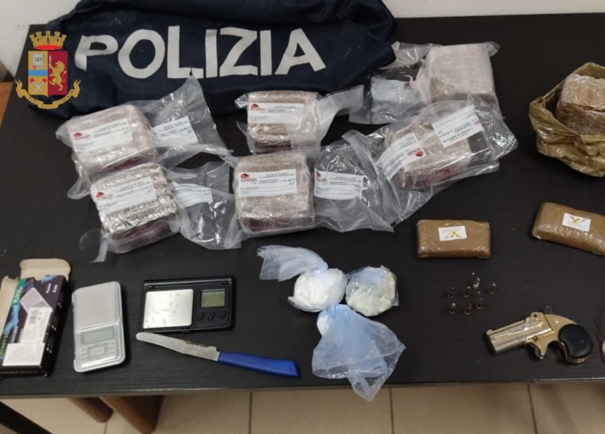 Utilizzava l’auto come deposito per la droga e la pistola: arrestato