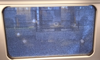 Colpisce i vetri del treno con una mazza: fermato l'autore del gesto