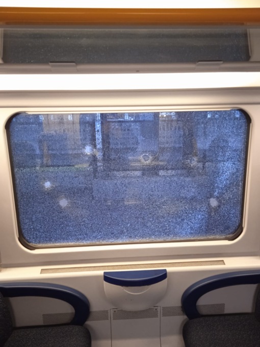 Colpisce i vetri del treno con una mazza: fermato l’autore del gesto