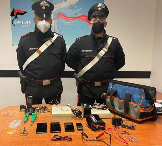 Truffatori si sostituiscono al personale della banca: arrestati