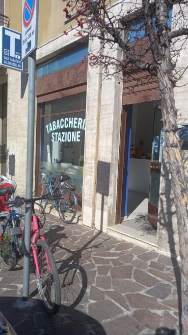 Raid notturno alla tabaccheria della stazione: rubate sigarette per 10 mila euro