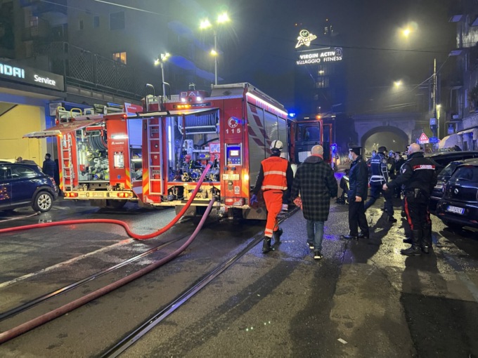 Appartamento in fiamme: 9 persone intossicate
