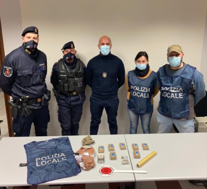 Spacciava nei parchetti: arrestato 21enne con 750 grammi di hashish
