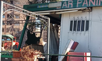 Raffiche di vento: alberi caduti, un chiosco schiacciato, muri abbattuti