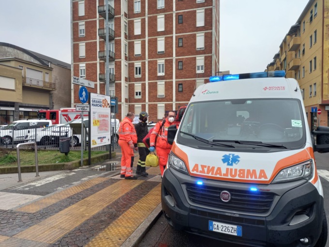 Voleva gettarsi sulle rotaie, ma un passante la salva