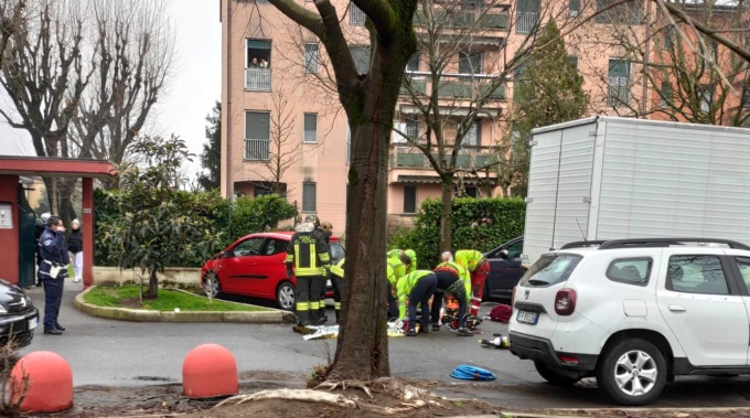 Donna investita da un furgone in gravissime condizioni