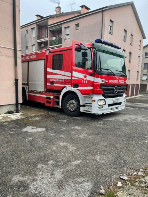 Auto in fiamme, il, conducente si salva