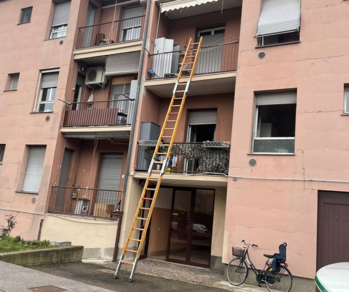 Scoppia il termosifone: appartamento allagato
