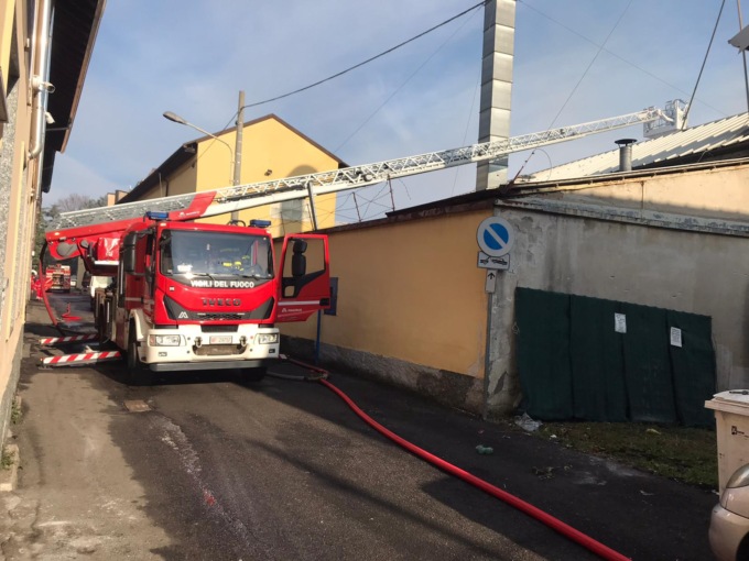 Prende fuoco un bancale, in fiamme una ditta