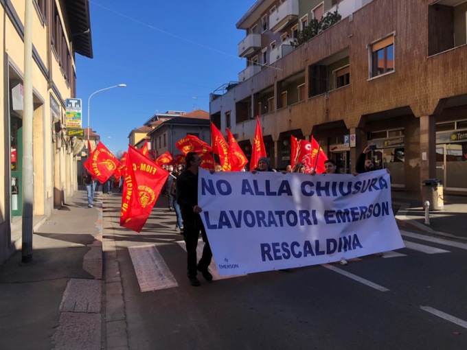 Chiusura Emerson, nuovo corteo e presidio davanti alla sede di Confindustria