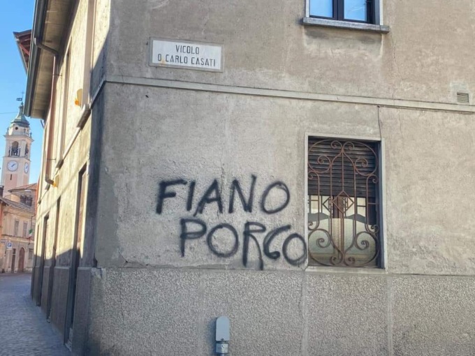 Scritte offensive verso l’Onorevole Fiano, la mozione del consigliere Alberto Moiraghi
