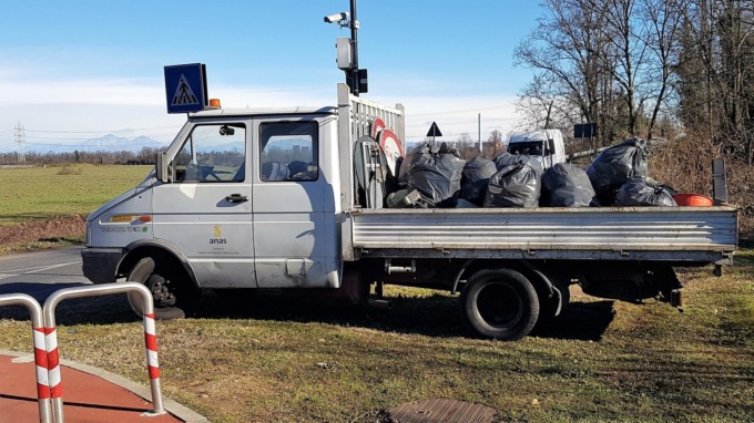 Quintali di rifiuti ripuliti dalla rampa della tangenzialina