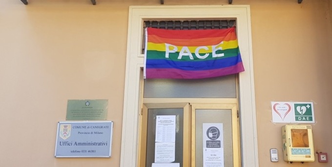 Bandiera della pace in municipio e presidio in piazza: no alla guerra in Ucraina