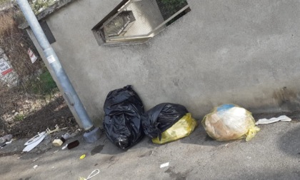 Abbandonava rifiuti in strada: rintracciato e multato