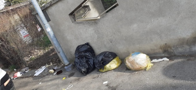 Abbandonava rifiuti in strada: rintracciato e multato