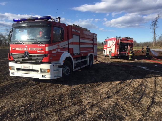 Campi a fuoco, pompieri al lavoro