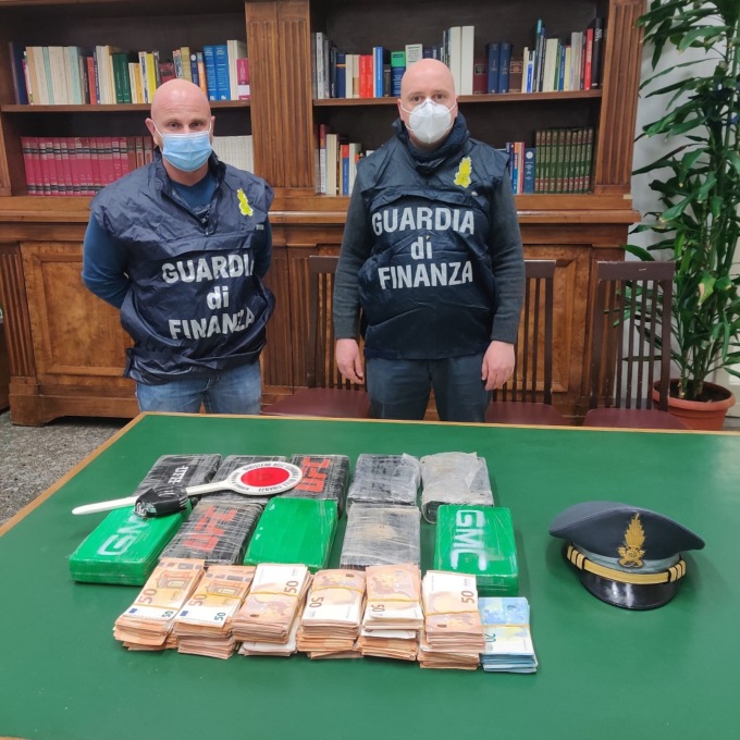 Fermato con 11 chili di cocaina e 88 mila euro in contanti