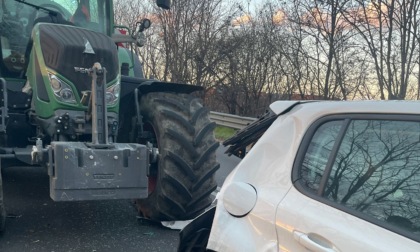 Incidente fra trattore e auto, bimbo di 4 anni in ospedale