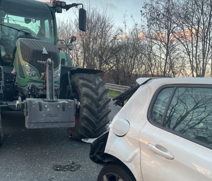 Incidente fra trattore e auto, bimbo di 4 anni in ospedale