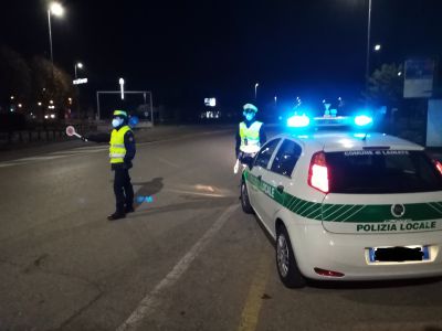 Per l’assicurazione è morto, fermato dai vigili viene multato