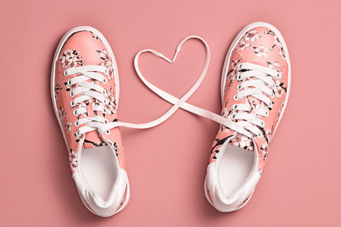 Scarpe trendy per la primavera 2022? Alte, sgargianti e… con lo sconto