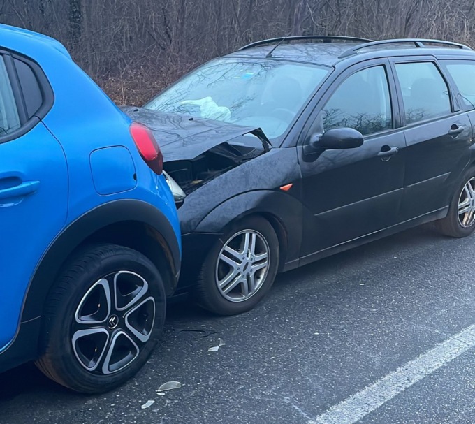 Incidente tra due auto, in ospedale anche una 14enne