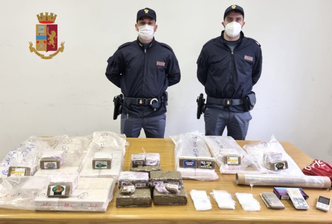 Ventidue chili di hashish sequestrato: in manette spacciatore