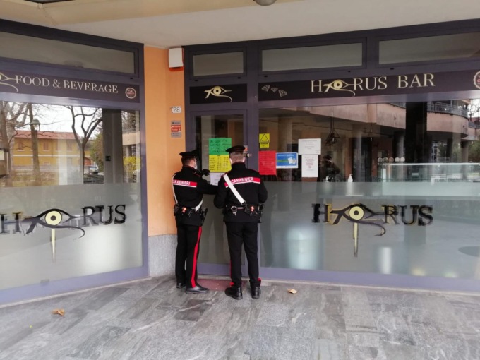 Pregiudicati fuori dal bar e cocaina dietro il bancone: 10 giorni di chiusura