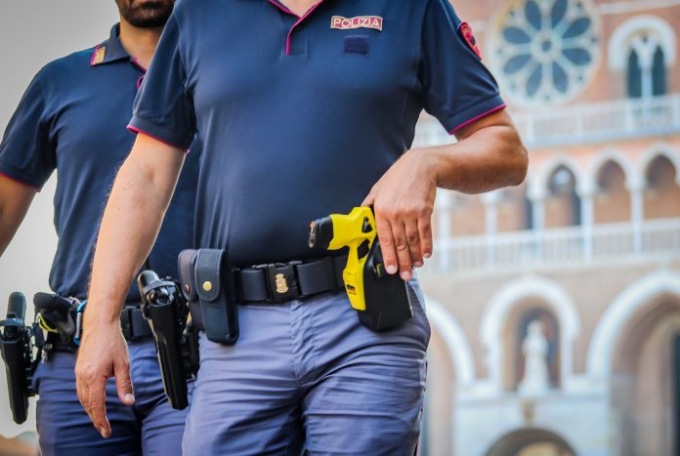 Da lunedì il taser per gli agenti di Polizia