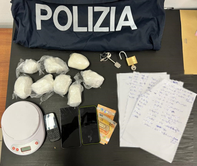 Spacciatore arrestato in piazza: l’amico scappa in auto trascinando un poliziotto