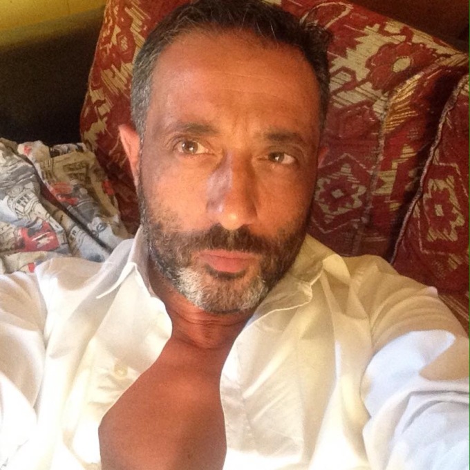 Vive a Rho il comico della battuta shock sull’omicidio