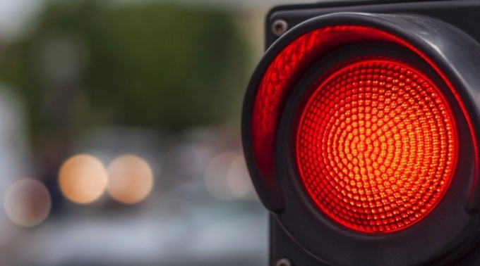 Auto del Comune passa col rosso, multa da 300 euro: “Chi è il colpevole?”