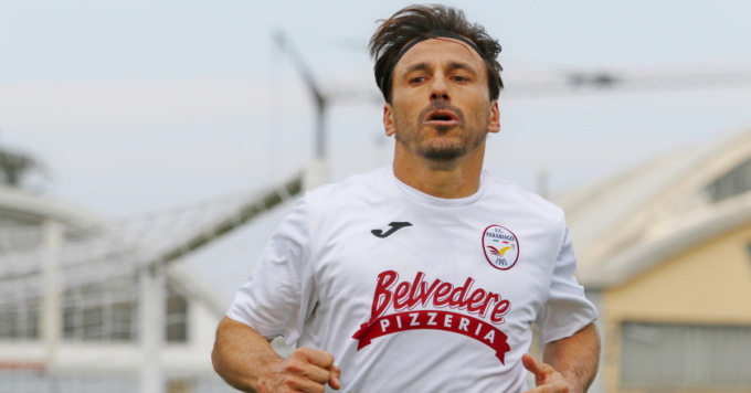 Veste la maglia del Parabiago il bomber senza età: Gianmaria Sacchi a 49 anni punta ai 500 gol