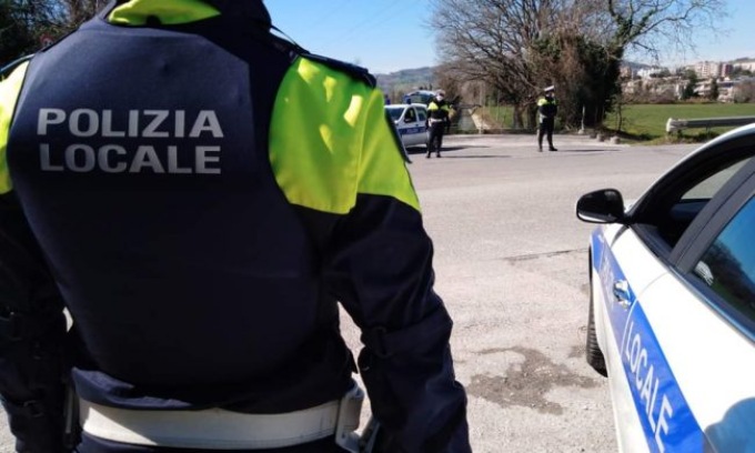 Inveisce contro i passanti minacciandoli con una bottiglia: denunciato 24enne