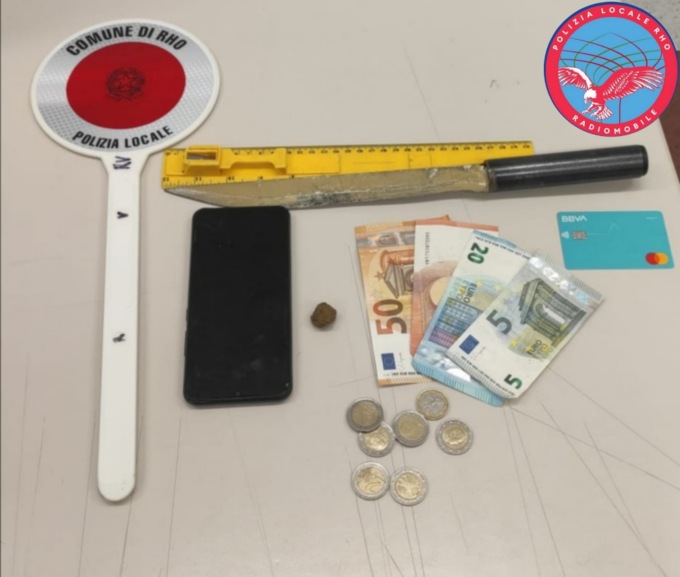 Fermato con l’hashish: in casa aveva un coltello e carte di credito