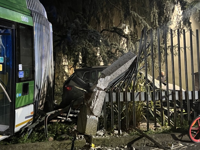 Maxi schianto, autobus contro auto che sfonda il cancello di un’azienda