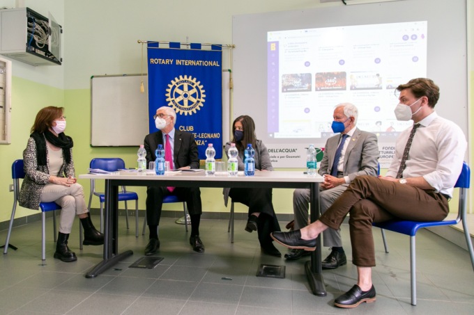 Cento computer donati agli studenti da parte del Rotary