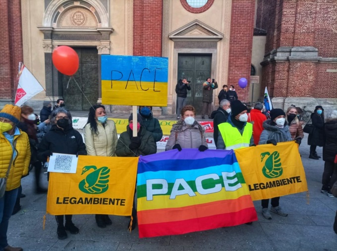 Piazza San Magno si colora dei colori della pace