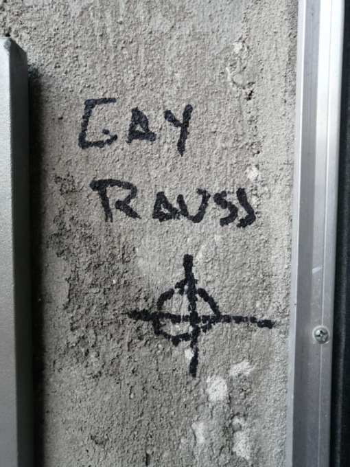 Scritta omofoba a casa della coppia gay, la reazione del condominio