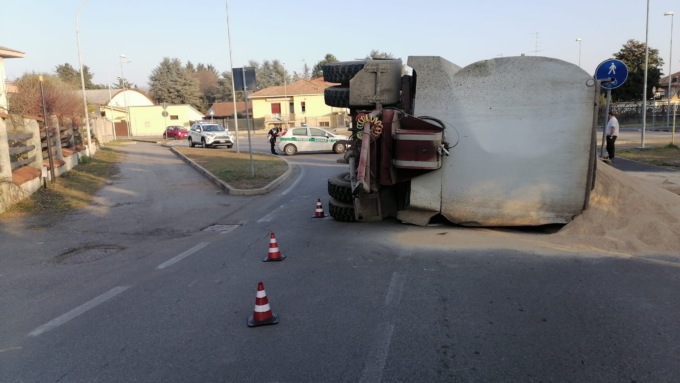 Camion si ribalta: strada bloccata da quintali di sabbia