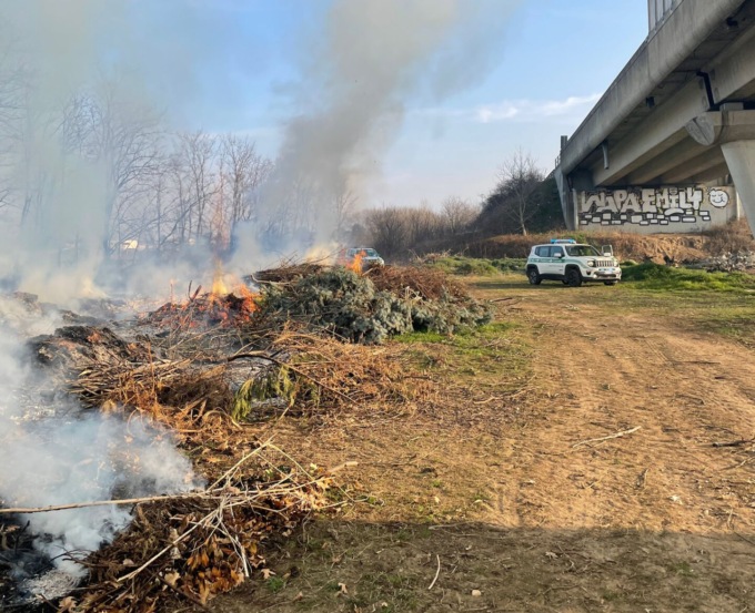 Siccità: a fuoco sterpaglie e rovi vicino all’autostrada
