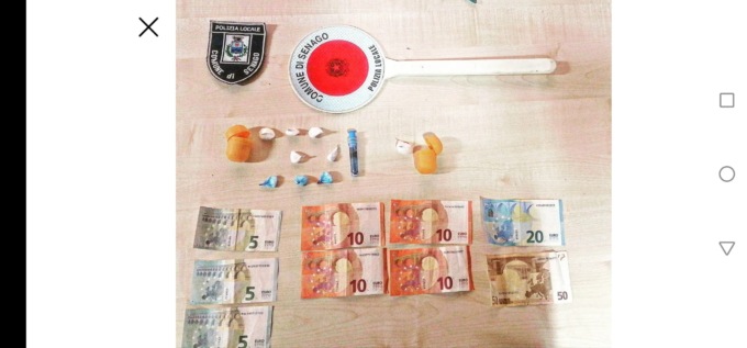 Spacciatore e acquirente “pizzicati” al parco dalla Locale