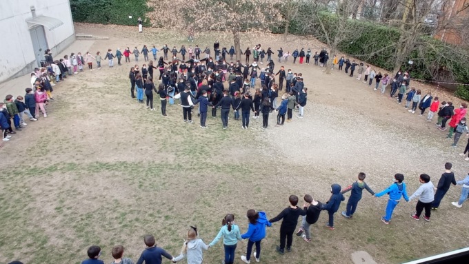 Flash mob delle scuole contro la guerra in Ucraina