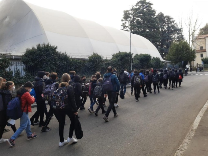 Flash mob delle scuole contro la guerra in Ucraina