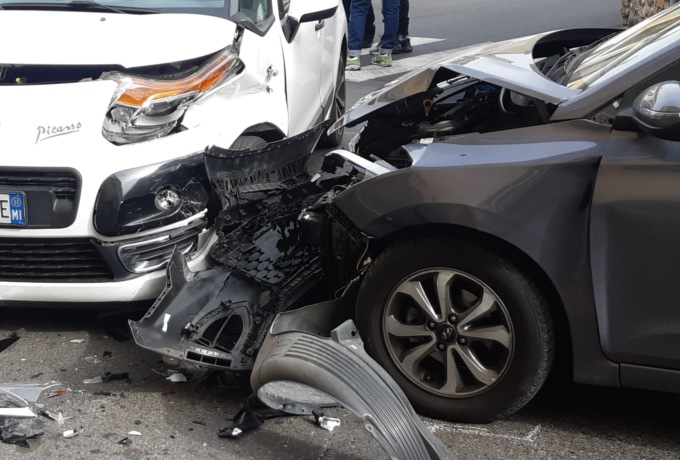 Schianto tra due auto: sul posto ambulanza e Vigili del Fuoco
